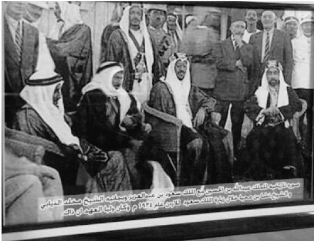 الملك عبدالله و ولي العهد الأمير سعود ومخلد الذيابي ونشا بن محيا ولقاء على الحدود مع شرق الاْردن وعودته الي نجد 2.jpg