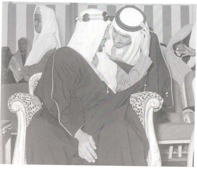الملك سلمان حفظه الله يستمع الى الملك سعود رحمه الله في احدى المناسبات