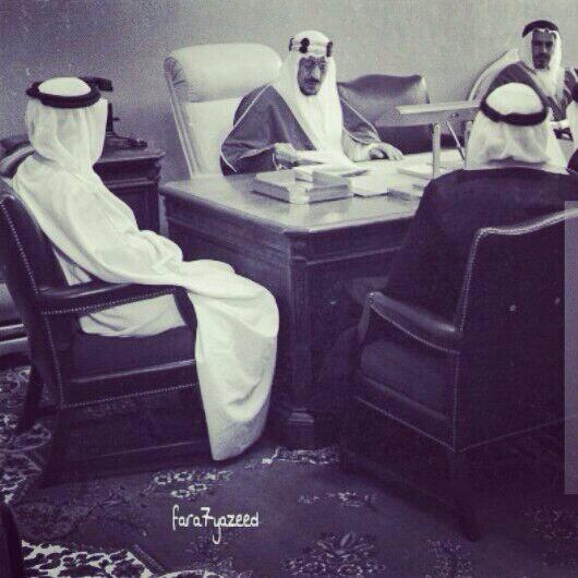 الملك سعود في مكتبه الخاص يباشر مهامه مع بعض من مستشاريه
