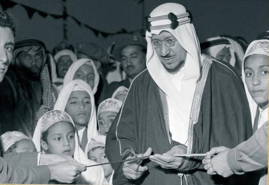 صورة نادرة للملك سعود بن عبدالعزيز خلال افتتاحه أول مدرسة ابتدائية في #الدمام ، و بنتها شركة "أرامكو" في  عام 1373 هـ (1954 م).