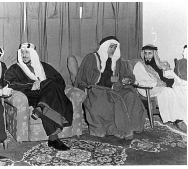 الملك سعود والشيخ علي آل ثاني أميرقطر ، والأمير عبدالعزيز بن مساعد أمير حائل والقصيم في الشرقية . رحمهم الله