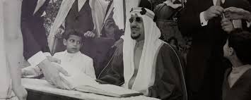 الملك سعود أثناء زيارته إلى سويسرا وبجانبه ابنه الامير نواف