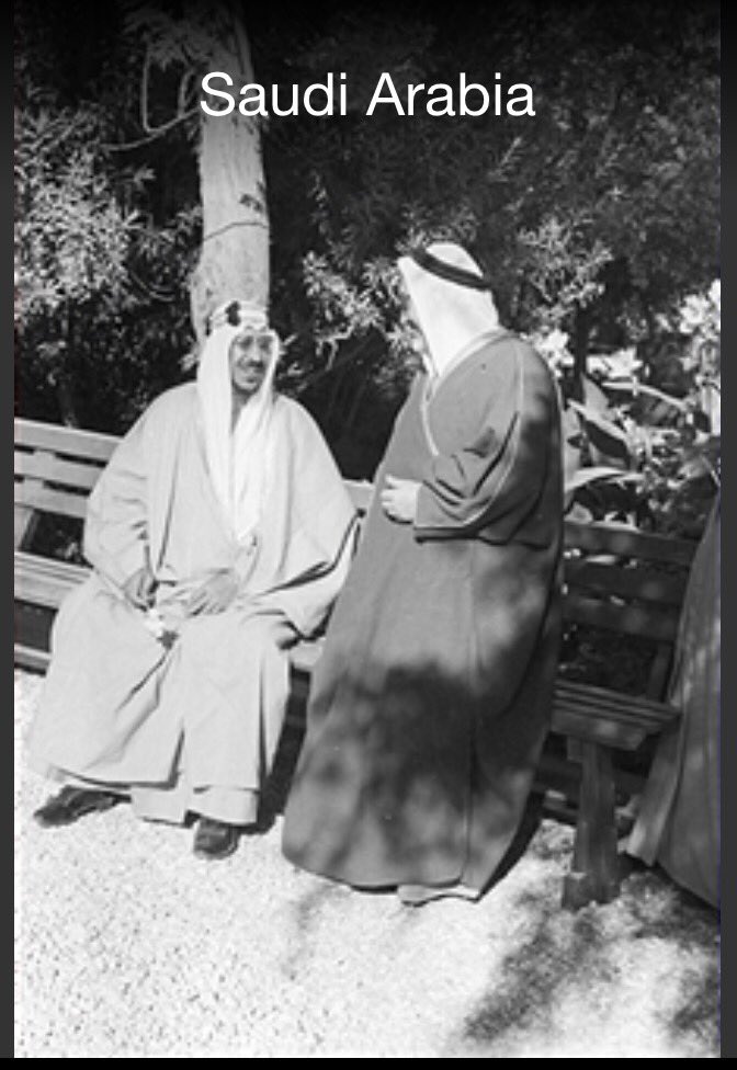 الملك سعود رحمه الله ، يتحدث مع وزير الصحة د رشاد فرعون في حديقة #قصر_الناصرية ١٩٥٤