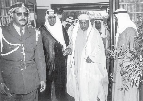 الملك سعود مع الشيخ عبدالله سالم الصباح أمير الكويت خلال زيارته للرياض عام 1372 هـ/ 1953 م في قصر الروضة