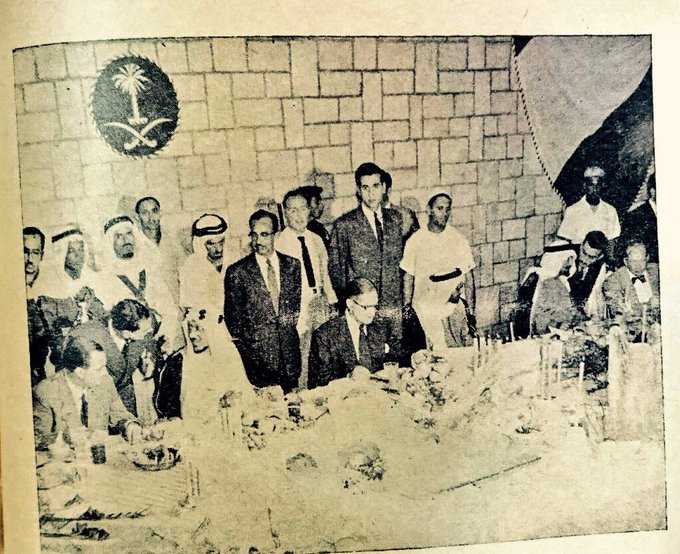الملك سعود رحمه الله في الدمام  برئيس أرامكو بسعيد جودت والنملة وعبدالله الحبابي وغيرهم . ١٩٥٤