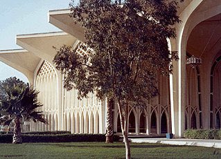 مطار الظهران الذي إفتتحه الملك سعود وصممه المعماري الإمريكي  منرو ياماساكي ١٩٦١بمزج العمارة الاسلامية والتكنلوجيا
