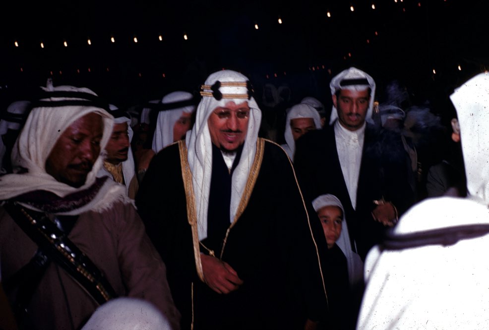 الملك سعود مع أمير الرياض حينها الملك سلمان و الأمير طلال بن سعود. من تصوير: د. ربحي حمادة طبيبه الخاص