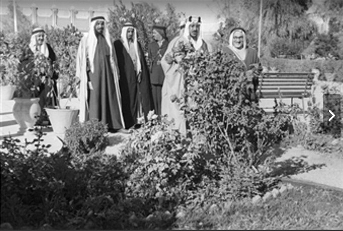 الملك سعود بتحدث مع وزير الصحة د رشاد فرعون، وخلفه الشيخ عبدالرحمن الطبيشي في حديقة  قصر النصرية القديمة ١٩٥٤ رحمهم الله .