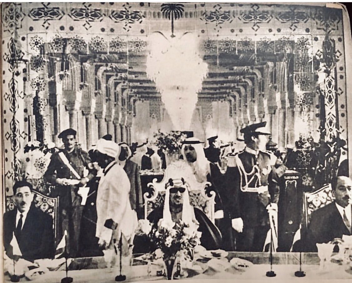الملك سعود‬⁩ يستقبل السيد أنور السادات وزير الدولة المصري والسكرتير العام المؤقت للمؤتمر الإسلامي، وعبدالحكيم عامر في ⁧‫قصرخزام‬⁩ ، يوم الخميس 2 رجب 1374هـ الموافق 24 فبراير 1955