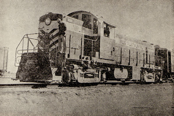 احدى قاطرات الديزل بالسكة الحديدية بالحكومة السعودية عام 1955م .