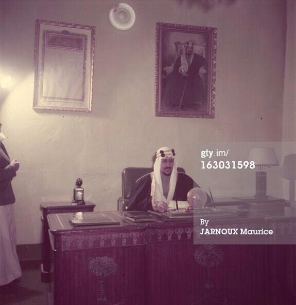 الملك سعود جالسا علي مكتبه في الديوان الملكي - الرياض
