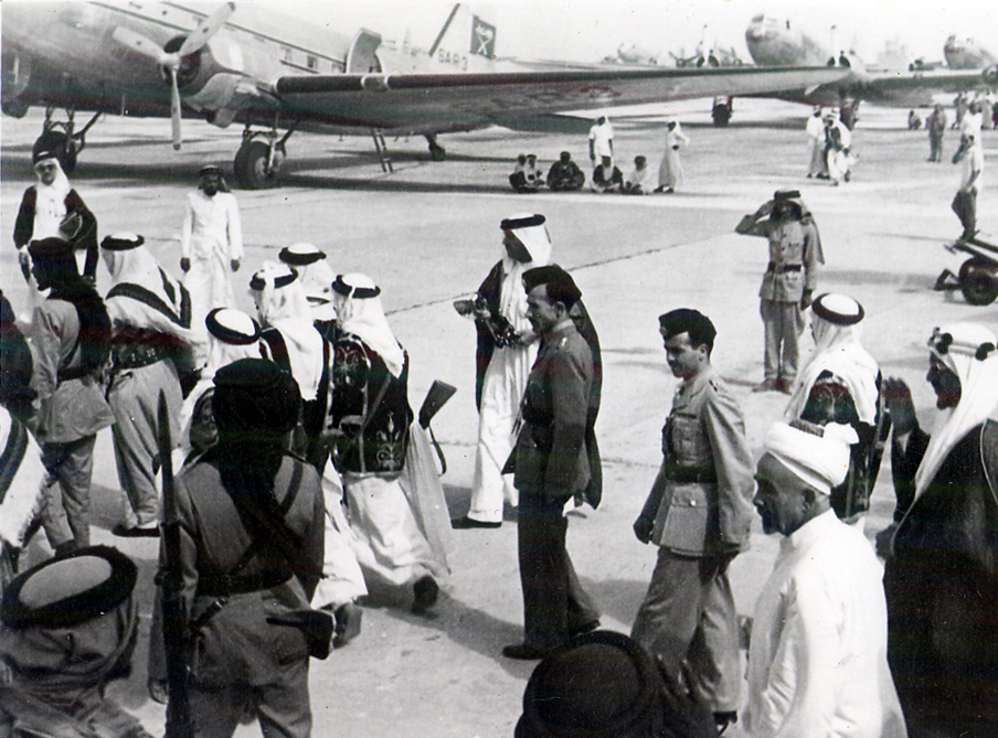 ولي العهد الامير سعود في مطار الظهران 1948