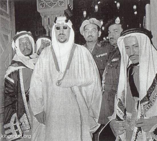 الملك سعود خلال زيارته الى المركز الاسلامي بواشنطن ويرى خلفه حارسه الشخصي عبد المنعم العقيل1957م