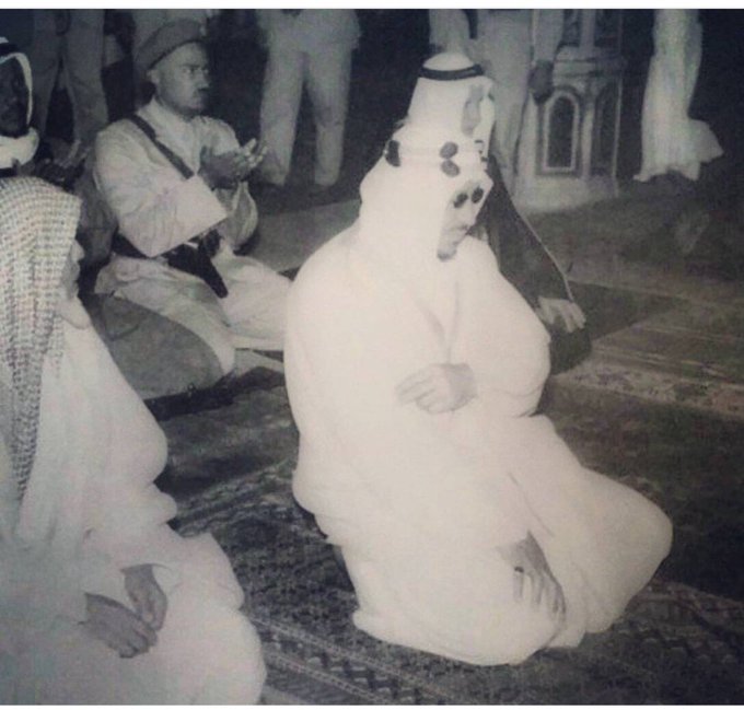 الملك سعود والشيخ عبدالله بن زحام يصلون في الروضة الشريفة في المدينة المنورة رحمهم الله