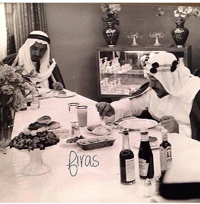 الملك سعود على طاولة الغداء وبجواره أخيه الأمير خالد بن عبدالعزيز رحمهما الله
