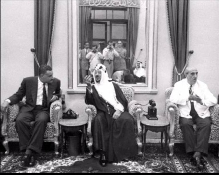 الملك سعود يتوسط الرئيس المصري جمال عبد الناصر والرئيس السوري شكري القوتلي خلال زيارتهم الى الممكلة