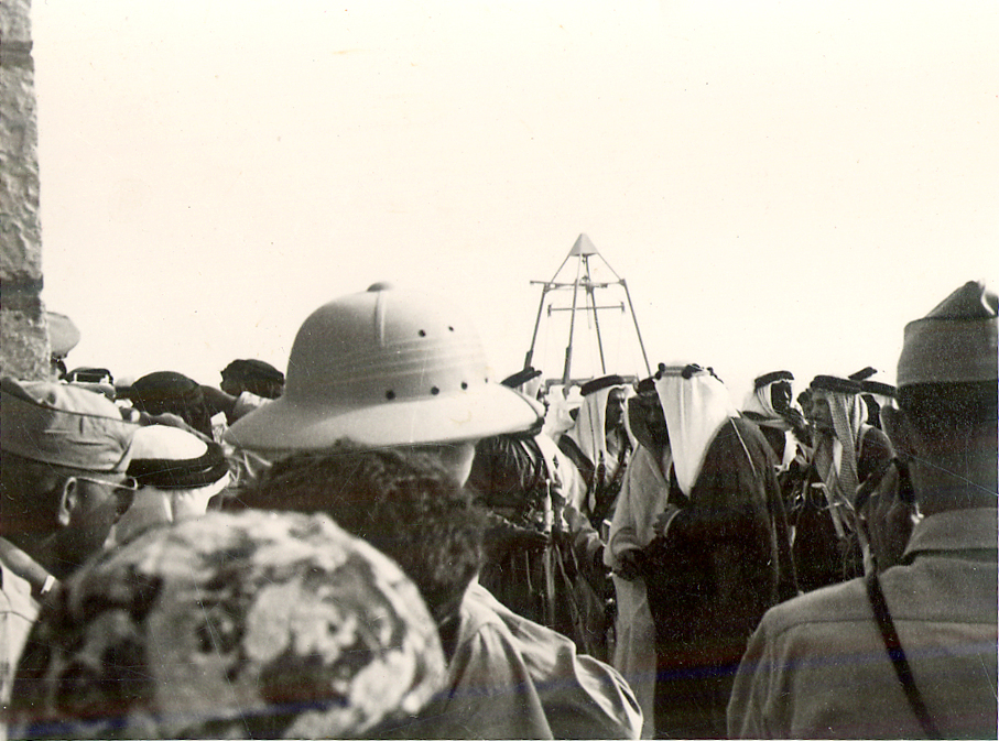 ولي العهد الامير سعود في مطار الظهران مع الامير سعود بن جلوي 1948