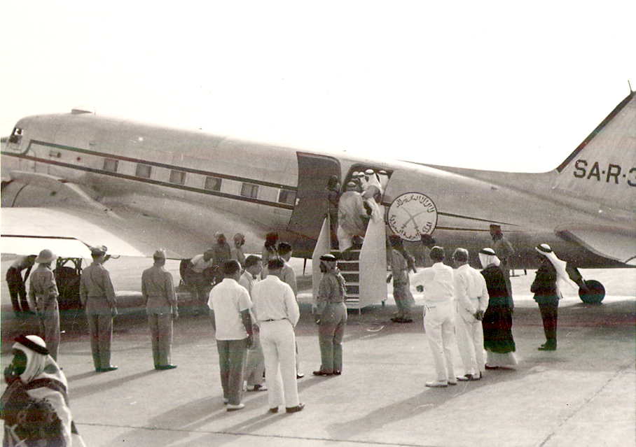 الامير سعود في مطار الظهران 1948