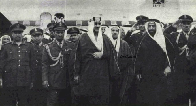 الملك  سعود يصل  الظهران من قطروبإستقباله أمير  الشرقية سعودبن جلوي.وخلفه ابنه الأمير منصوروعلي بن شامان بن جهز