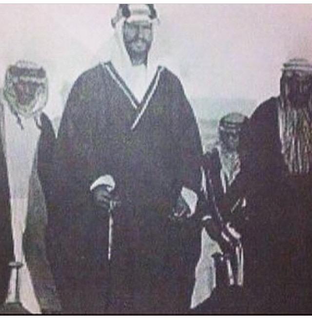 King Abdul aziz with son Turki behind him ,Bin Dabiyya AlMalabi AlAzimi aat Hijra Thajj. Circa. 1911