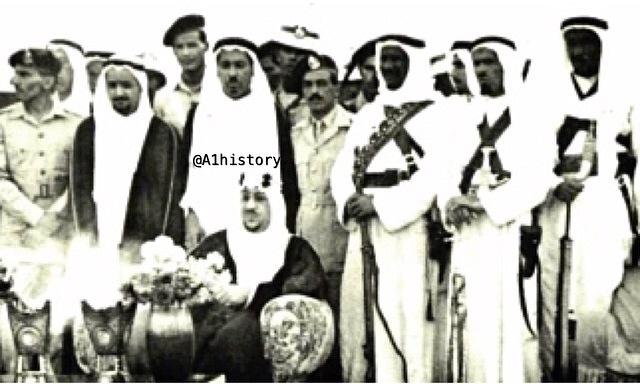 الملك سعود ويقف خلفه في الشرقية الأمراء :عبدالعزيز بن سعود بن جلوي وسعد بن عبدالله ، ابريل ١٩٦٠