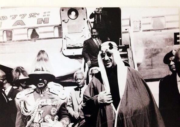 الملك سعود عند وصوله إلى الحبشة وبإستقباله هيلاسيلاسي 1957م
