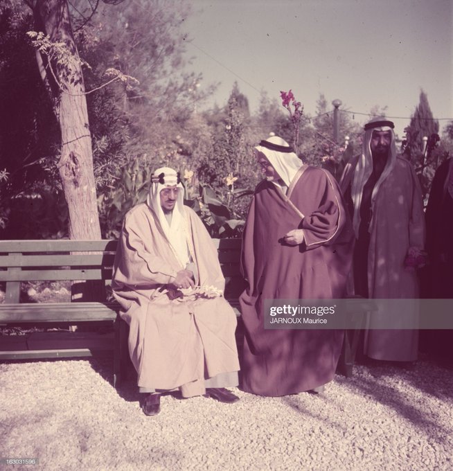 الملك سعود يتجول في حدائق قصر الناصرية القديمة مع الدكتور رشاد فرعون، وزير الصحة 1373 هـ