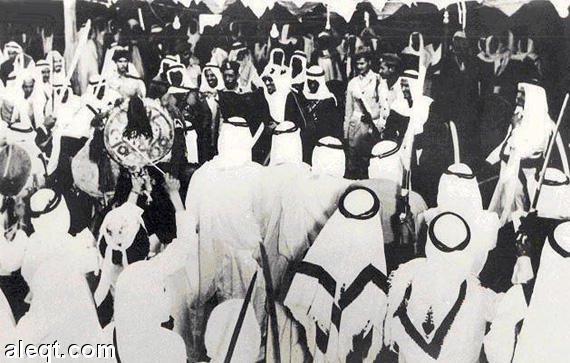 صورة معبرة عن حب شعب البحرين الى حكام بلدهم الثاني المملكة العربية السعودية وهذه لقطة من زيارة الملك سعود للبحرين عام 1954م