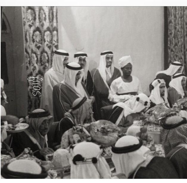 الملك سعود في الشرقية مع ضيوف الدولة وخلفه إخوته الأمراء أبناء الملك عبدالعزيز :فهد،تركي،نايف وسلمان .