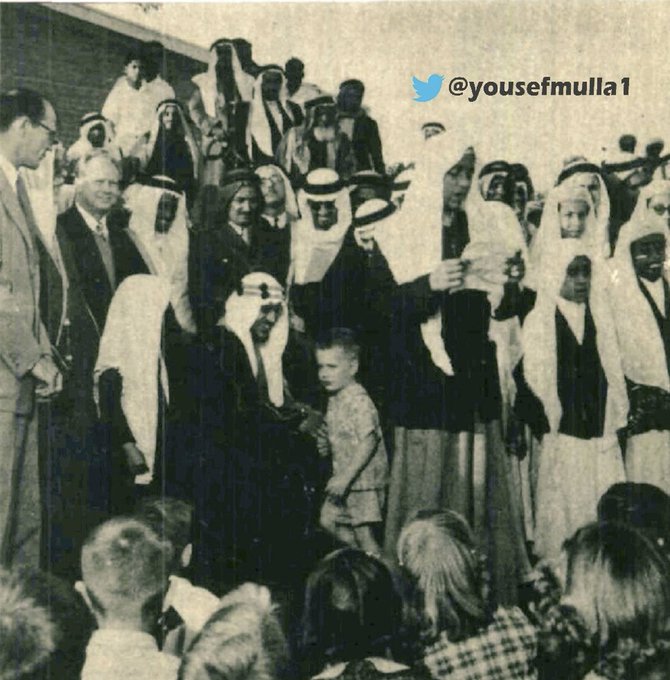 الملك سعود (ولي العهد آنذاك) يسلم على أحد أطفال موظفي أرامكو الظهران عام ١٩٥٣م