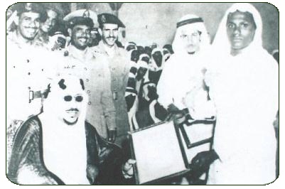 الملك سعود في إحدى المناسبات ويظهر في الصورة مجموعة من ضباط الحرس الملكي منهم معالي الشيخ عثمان الحميد رحمه الله في الوسط