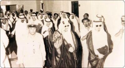 الملك سعود  ووزرائه وبجانبه دز حسن نصيف 1960 الذي ساهم في إرساء دواعم الصحة في السعودية -