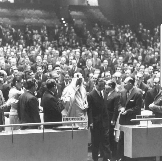 “I would like to express through you my appreciation and best of wishes to the United Nations. The orgnization to which humanity has linked it’s inspirations” King Saud, 1957  #KingSaud ascending to rostrum, escorted by Prince Wan Waithayakon, receiving standing ovation