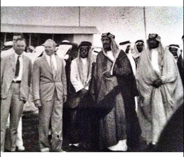 king Abdul Aziz with his Crown Prince Saud bin AbdulAziz , and Aramco officials, in Dahran>