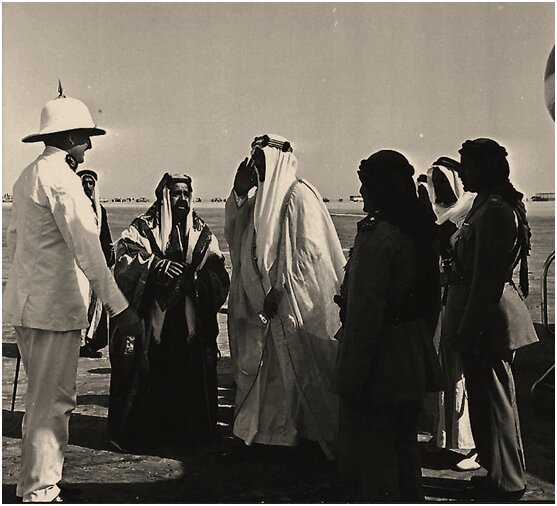 حاكم البحرين الشيخ سلمان بن حمد يقدم للمغفور له الملك سعود المقيم السياسي البريطاني برنارد بوروز لدى سنة 1954م في أول زيارة له بعد تنصيبه