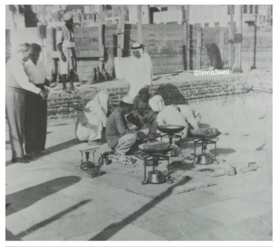 The placement of wooden beams and the preparation of construction mortar during the repair and restoration works of the Kaaba’s roof in the reign of King Saud, in 1377 AH.