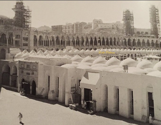 A rare image of the Sacred Mosque from the era of the first Saudi expansion, with the Prophet’s Gate (Bāb al‑Nabī) visible on the eastern flank of the complex.