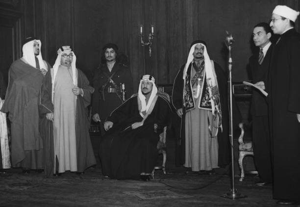 ولي العهد الأمير الملك_سعود في حفل استقبال على شرفه في المركز الإسلامي في ريجنتس بارك، لندن، 27 فبراير 1947م ويبدو السفير حافظ وهبة ومحمد علي رضا